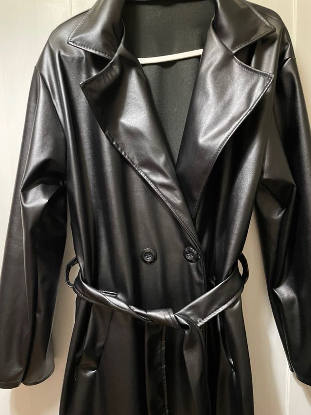 Gabardina efecto cuero mujer negra