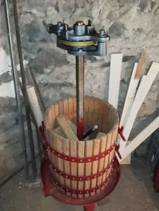 Torchio per uva in legno
