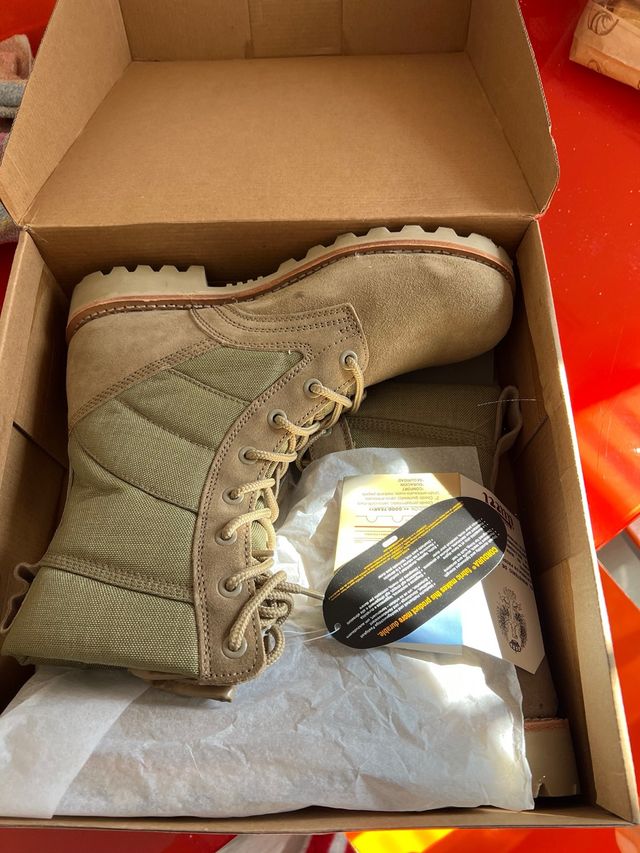 Botas de montaña beige y verde