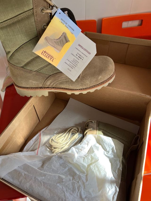 Botas de montaña beige y verde