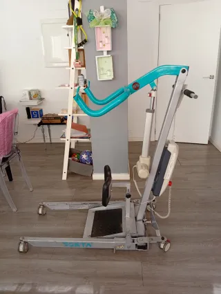 Grúa bipedestación con arnés