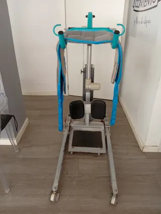 Grúa bipedestación con arnés