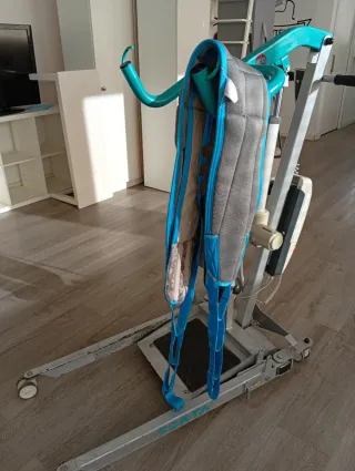 Grúa bipedestación con arnés