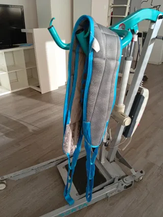 Grúa bipedestación con arnés