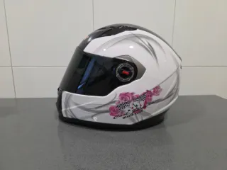 Casco de moto integral blanco con diseño