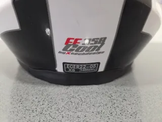 Casco de moto integral blanco con diseño