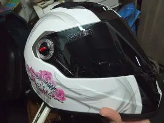 Casco de moto integral blanco con diseño
