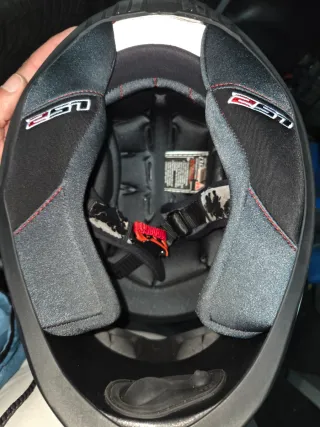 Casco de moto integral blanco con diseño