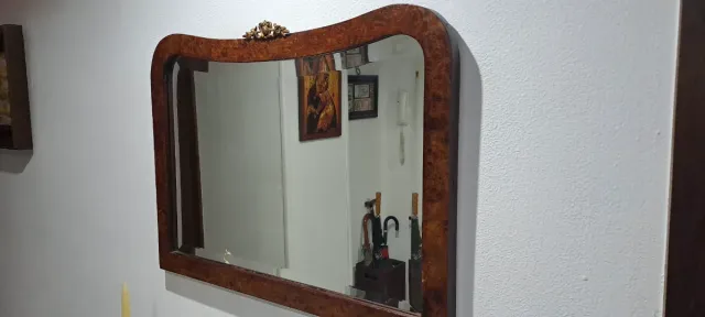 Espejo de madera con detalle dorado