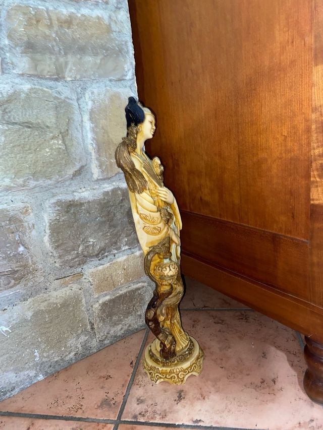 Statuetta cinese in resina