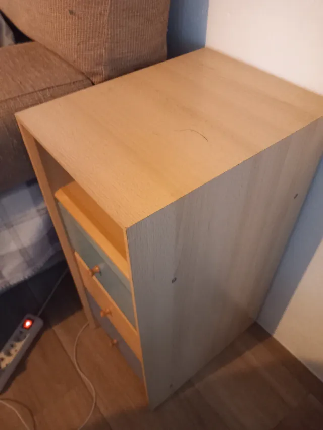 Mesita de noche de madera