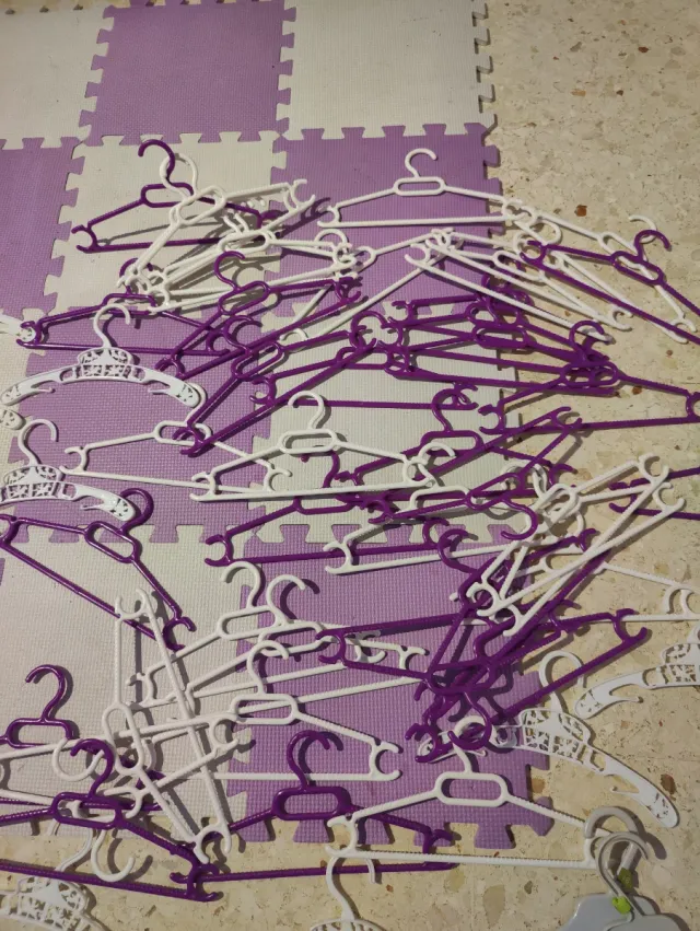 Lote Perchas Ropa Niña Plásticoun total de 54