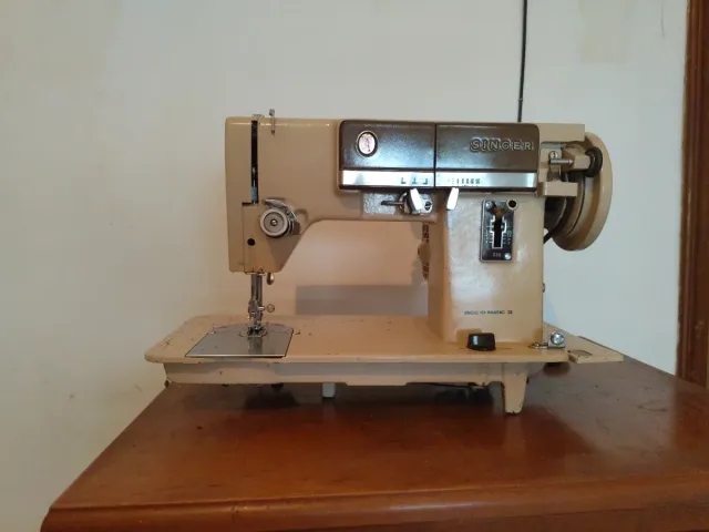 Máquina de coser Singer beige y marrón