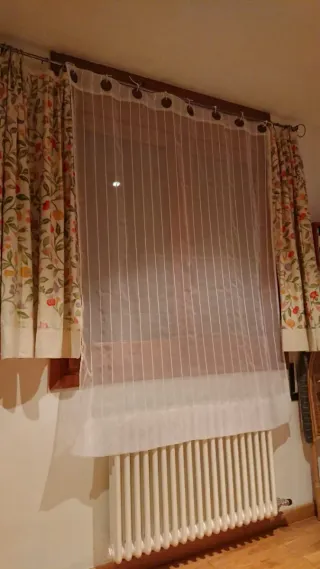 2 tende tipo persiane. Bianco con 8 occhielli