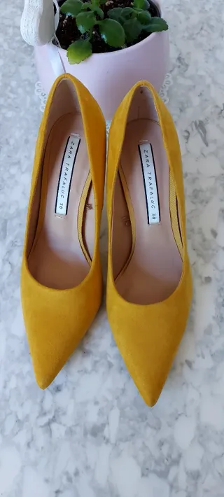 Zapatos de tacón Zara color mostaza talla 38.
