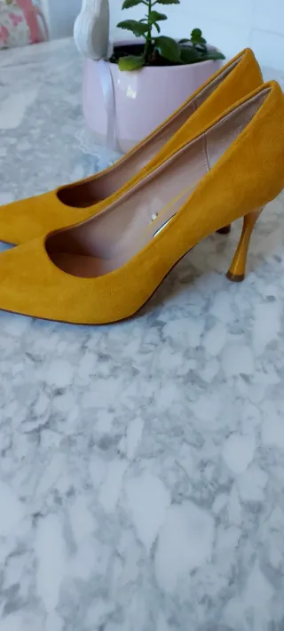 Zapatos de tacón Zara color mostaza talla 38.