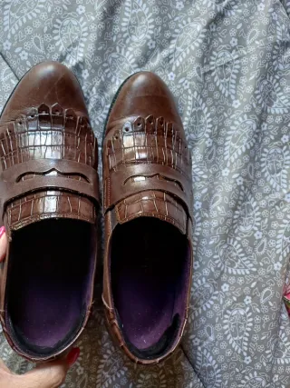 Zapatos marrones de piel con flecos