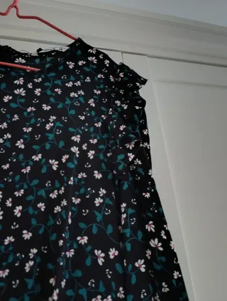 Vestido estampado floral negro y verde