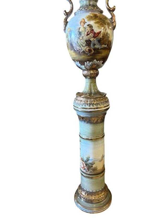 Jarrón de porcelana con pedestal