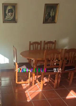 Mesa y 6 sillas de pino. Sofá.