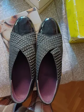 Zapatos negros con tachuelas