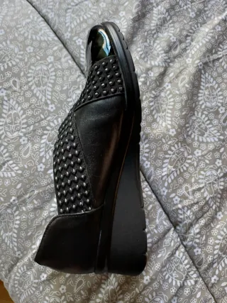 Zapatos negros con tachuelas