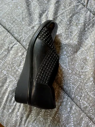 Zapatos negros con tachuelas