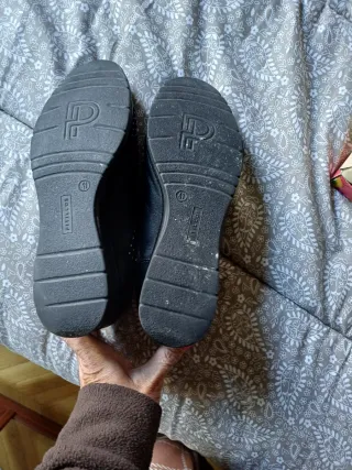 Zapatos negros con tachuelas