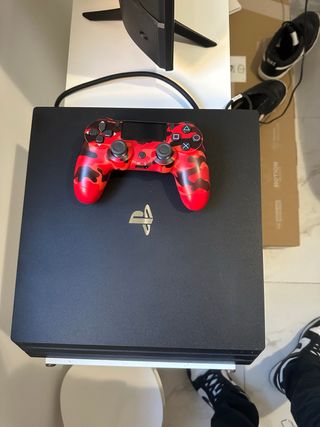 PS4 Pro Negra + Mando Rojo Camuflaje