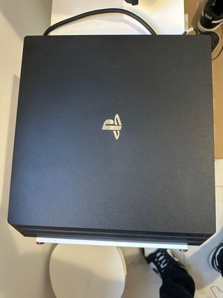 PS4 Pro Negra + Mando Rojo Camuflaje