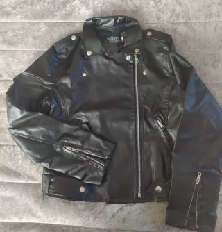 Cazadora efecto piel negra