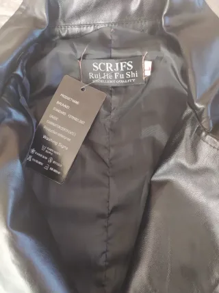 Cazadora efecto piel negra