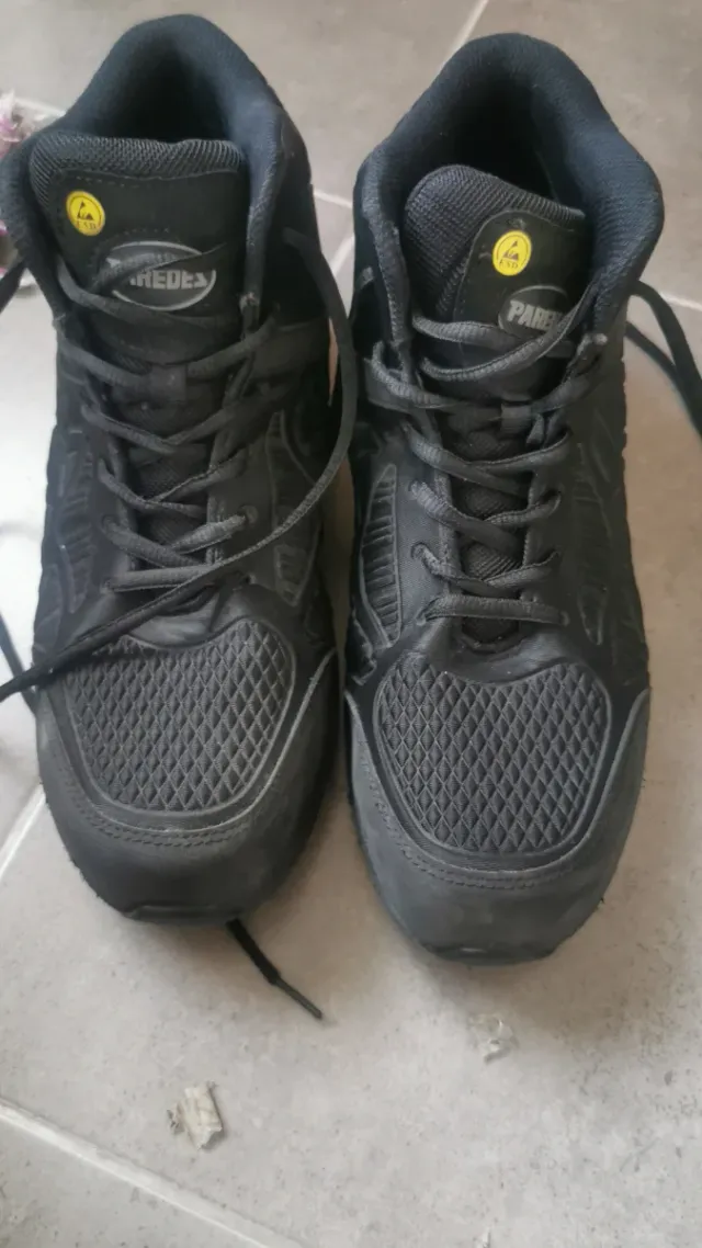 Botas de seguridad Paredes casi nuevas
