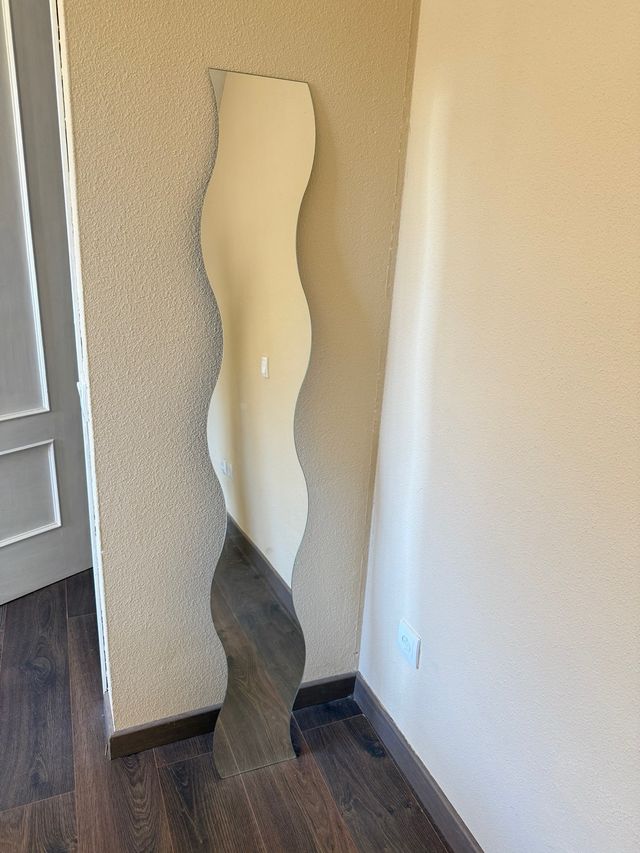 Espejo ondulado de cristal