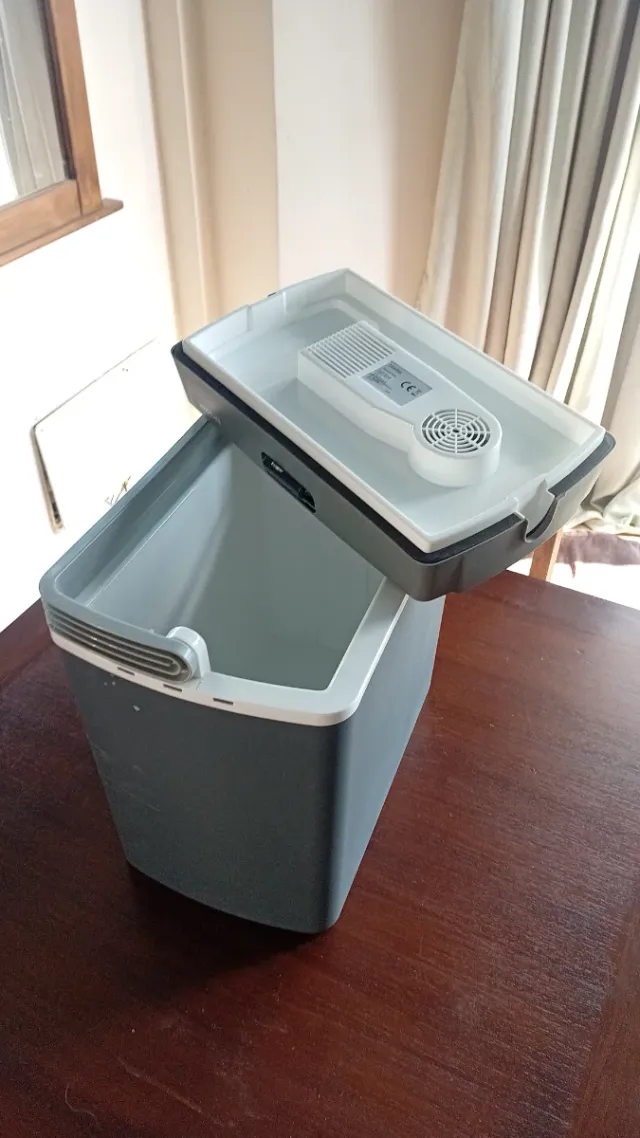 Nevera de coche 12v. Ideal para largos viajes.