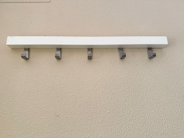 Perchero de pared blanco y metal