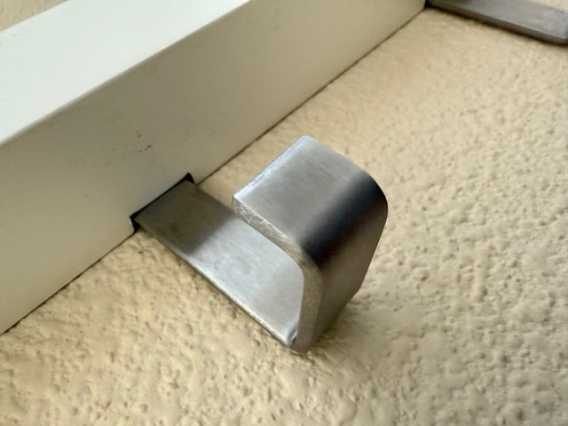 Perchero de pared blanco y metal