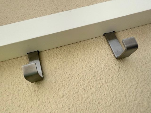 Perchero de pared blanco y metal