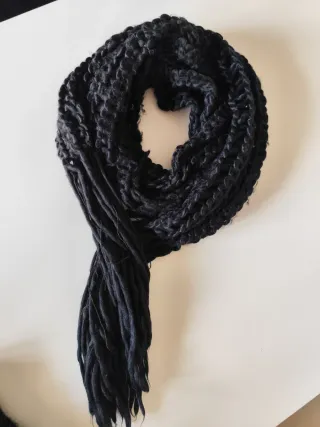 Bufanda negra tejida con flecos
