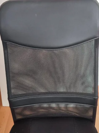 Silla de oficina ergonómica negra, con apoyabrazo