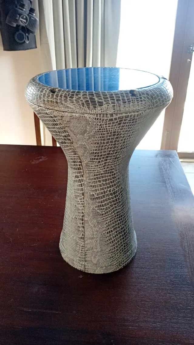 Darbuca con acabado imitación piel