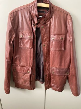 Chaqueta de cuero marrón estilo safari