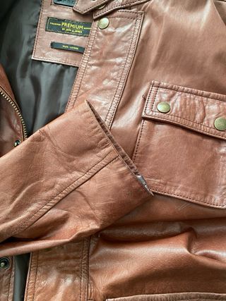 Chaqueta de cuero marrón estilo safari