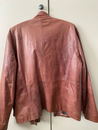 Chaqueta de cuero marrón estilo safari