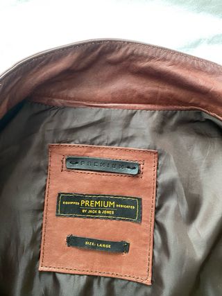 Chaqueta de cuero marrón estilo safari