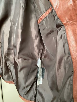 Chaqueta de cuero marrón estilo safari