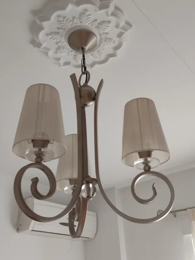 Lámpara de techo y mesita de noche