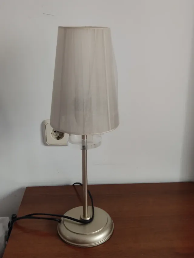 Lámpara de techo y mesita de noche