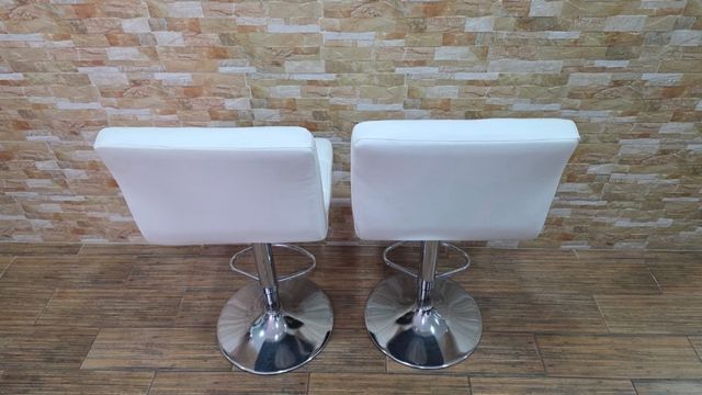 Taburetes Altos Blancos