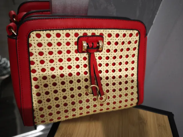 Bolso de mano rojo y beige